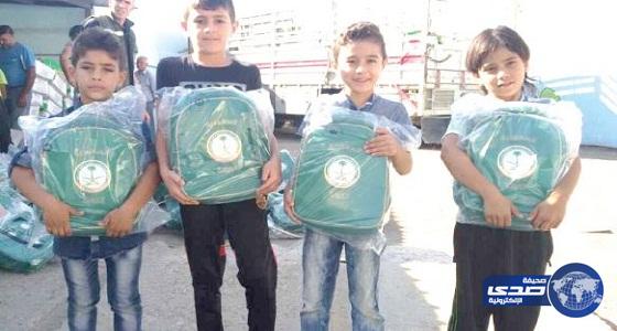 الحملة السعودية توزع الحقائب المدرسية الطلاب السوريين في إربد الأردنية