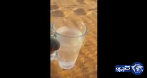 شاهد .. تجمد المياه داخل كأس بسبب انخفاض الحرارة في الجوف