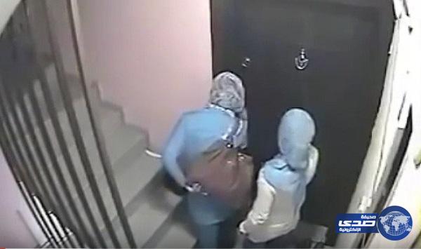 بالفيديو .. كاميرا مراقبة تكشف سرقة 3 فتيات لبناية سكنية!!