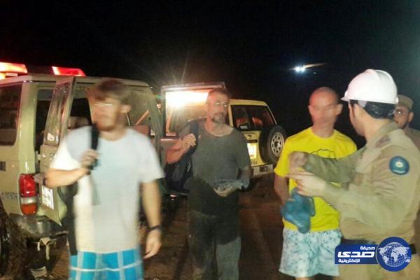 مدني جازان ينقذ 3 بريطانيين احتجزتهم مياه الأمطار بأحد الأودية