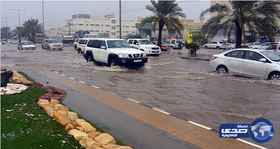 بالفيديو.. مياه الفيضانات تغمر شوارع قطر