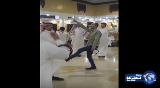 بالفيديو .. مصري يشارك في حفل زفاف مواطن برقصة شعبية
