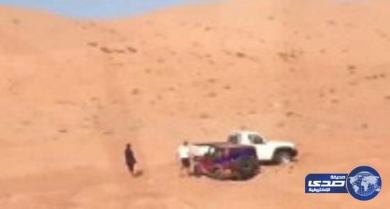 بالفيديو .. مواطن يحاول إخراج سيارة علقت في الرمال فيقلبها و بداخلها صاحبها
