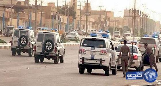 &#8220;شرطة الرياض&#8221; تلقي القبض على شخصين قاما بقتل أخر وإلقاء جثته في الشارع