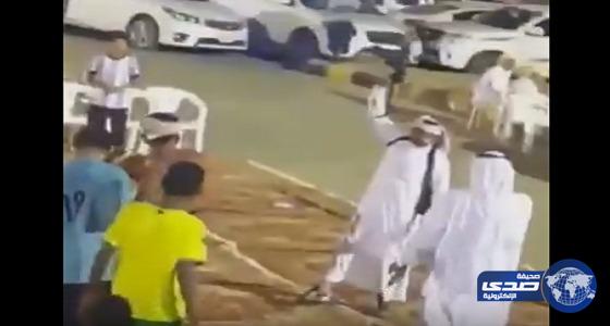 بالفيديو.. سقوط ” كلاشنكوف” من يد مواطن خلال استعراضه في فرح