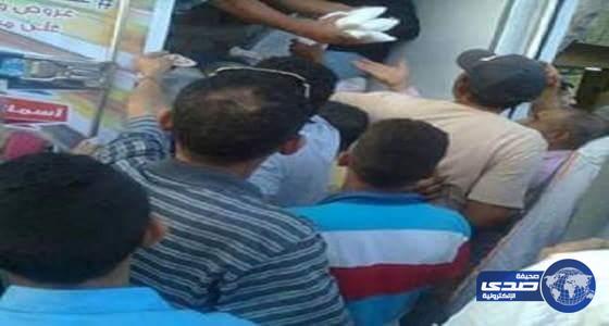 بالفيديو..مصري يبيع الملح للمواطنين  على أنه سكر !!