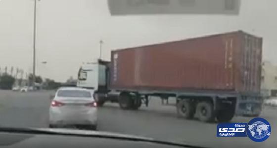 بالفيديو.. سائق شاحنة متهور يقطع الطريق ويتجاوز الإشارة المرورية