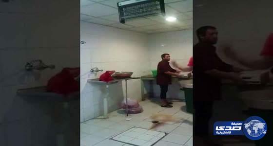 بالفيديو..إغلاق مطعم في بيشة وإحالة عامله للجهات الأمنية لدهسه على اللحوم