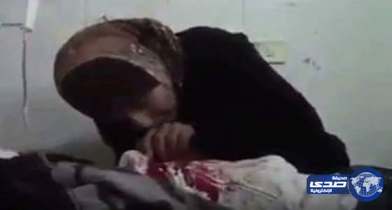 بالفيديو.. سورية تلقن ابنها الشهادة بعد شعورها بقرب استشهاده اثر القصف