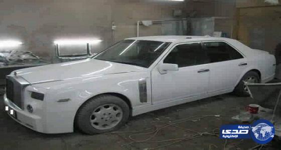 بالصور.. شاب يمني يحول سيارة قديمة إلى فاخرة تشبه “روز رايز”