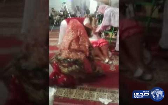 بالفيديو.. عروس تتعرض لموقف محرج للغاية في يوم زفافها