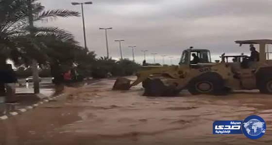 بالفيديو ..سخرية مواطني شقراء من  تصريف مياه الأمطار باستخدام «شيول»