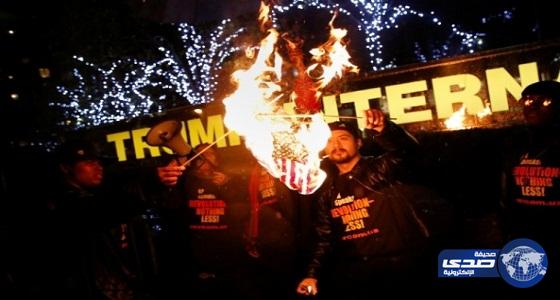متظاهرون يردون عمليًا على تغريدة ترامب الداعية لتجريم حرق العلم الأمريكي
