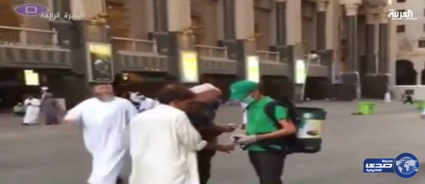 بالفيديو ..مهنة &#8220;السقا &#8221; تعود لشوارع مكة والمدينة من جديد