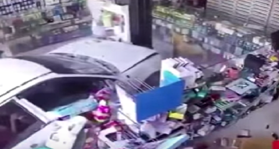 بالفيديو: مركبة تقتحم صيدلية والعناية الالهية تنقذ شخص في اللحظات الأخيرة