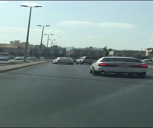 مرور مكة يتوصل لشابين استعرضا بمركبتيهما في أحد الشوارع