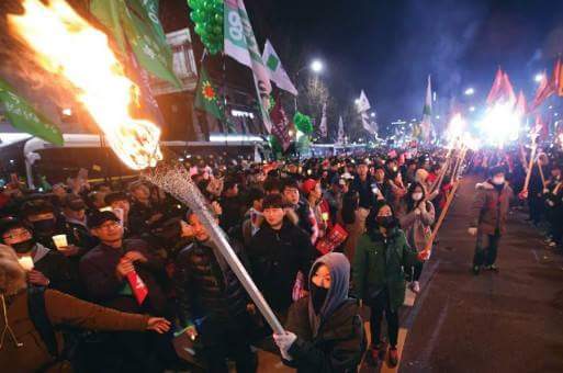 آلاف الكوريين الجنوبيين يطالبون باستقالة الرئيسة على خلفية فضيحة فساد