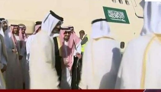بالفيديو: خادم الحرمين يصل الدوحة والشيخ تميم في مقدمة مستقبليه