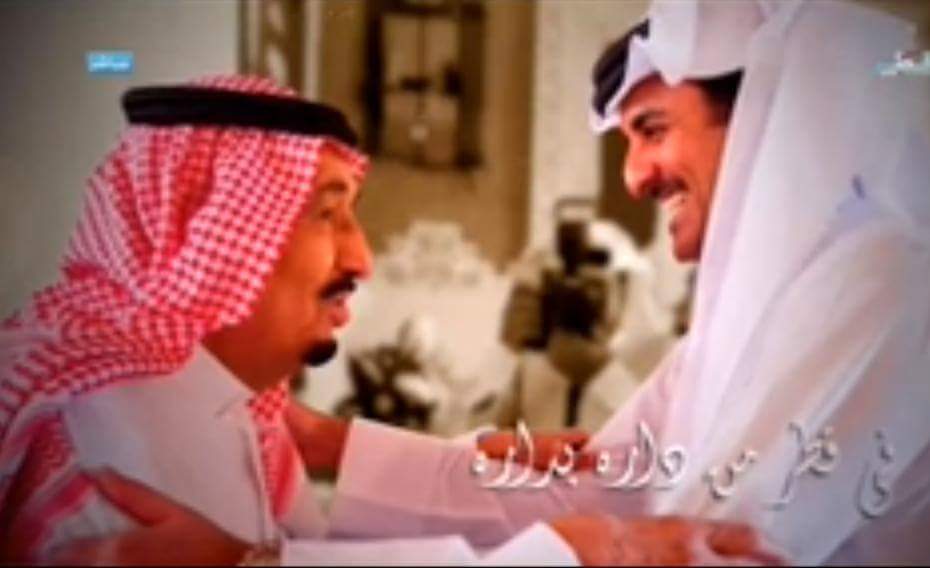 بالفيديو : شاعر قطري يستقبل خادم الحرمين بأبيات شعرية