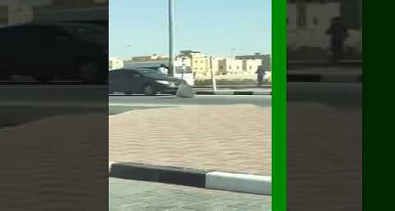 بالفيديو.. تصرف غريب من سائق سيارة مع لوحة تحمل اسم «شارع نائف بن مالك»