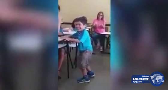  فيديو مؤثر..لحظة مشي طفل مصاب بالشلل لأول مرة وسط تشجيع زملائه