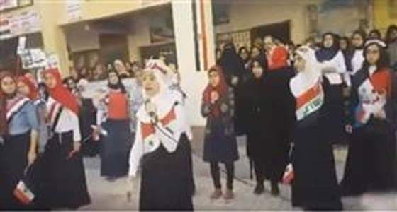 بالفيديو :بسبب قصيدة عن بلدها..طالبة سورية تبكي الحضور أثناء عرض مسرحي بمصر