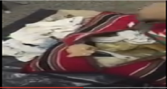 بالفيديو..مواطن يشتري وسادة و يكتشف حشوها بالقمامة والملابس