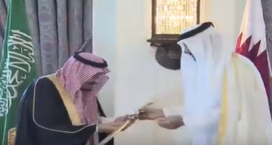 بالفيديو.. خادم الحرمين يطالب بوضع سيف مؤسس قطر في الدرعية