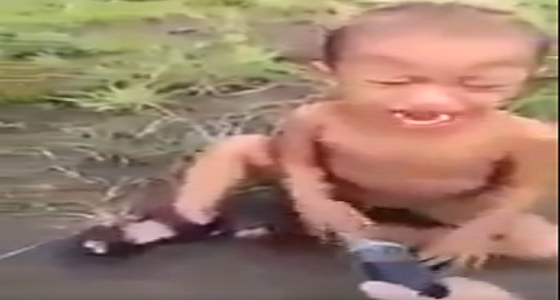 فيديو مؤلم لتعذيب طفل مسلم من الروهنجيا بصاعق كهربائي