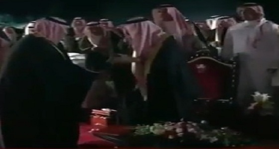 بالفيديو.. خادم الحرمين يقف لمصافحة الشاعر مشعل الحارثي في حفل استقباله بالبحرين