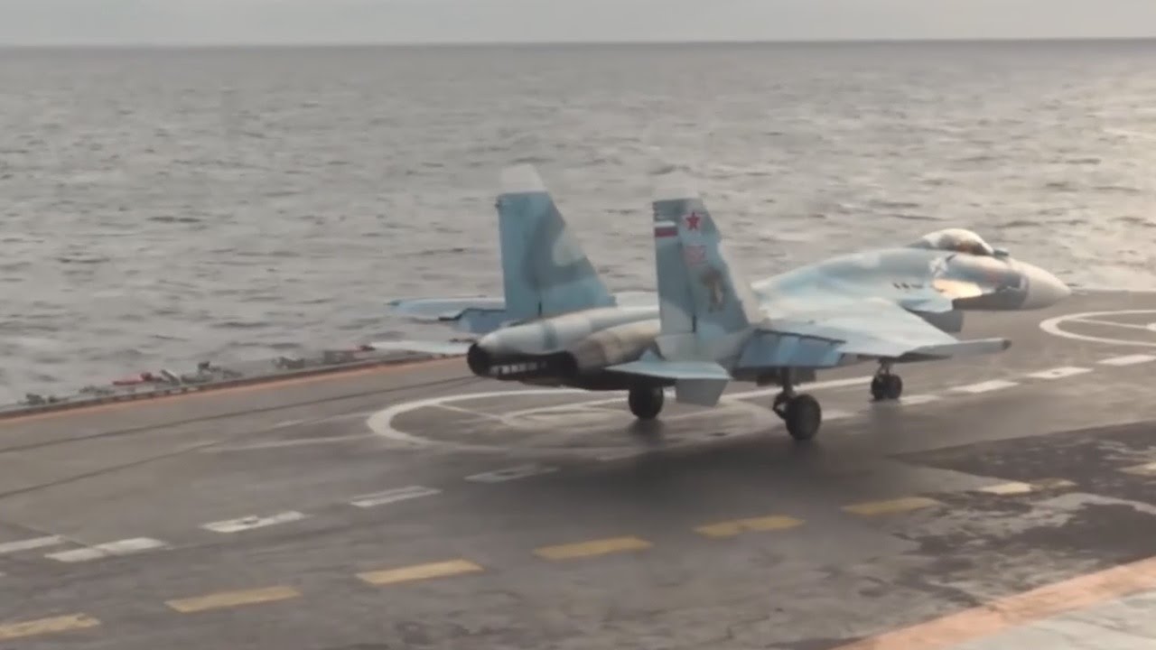  بالفيديو.. لحظة سقوط مقاتلة روسية من على متن حاملة الطائرات في البحر