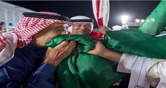 بالفيديو.. الملك سلمان يقبل العلم البحريني والسعودي أثناء أداء «العرضة» بالمنامة