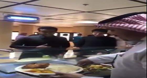 بالفيديو..لحظة تجهيز مدير جامعة القصيم وجبة لأحد الطلاب بالمطعم