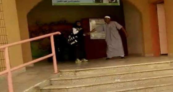 بالفيديو.. مديرة مدرسة بجازان تمنع طالبات من الدخول وتطردهن لارتدائهن عباءة كتف