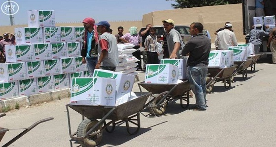 الحملة السعودية توزع المواد الإغاثية على 565 أسرة سورية في محافظة إربد الأردنية