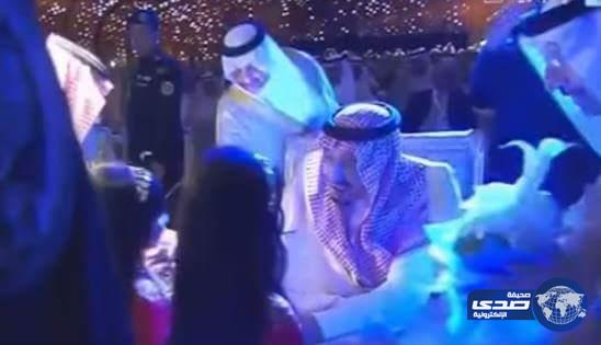بالفيديو.. جلالة الملك يداعب طفلة أثناء تدشين المركز الثقافي