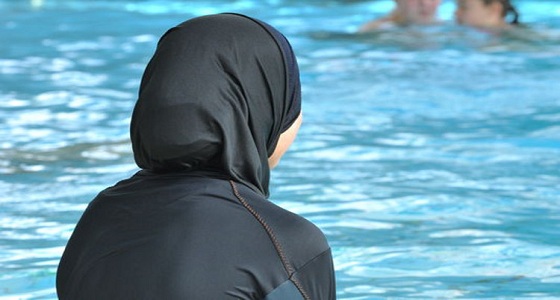 محكمة ألمانية تلزم طالبات مسلمات بالمشاركة فى حصص “السباحة” مع البنين