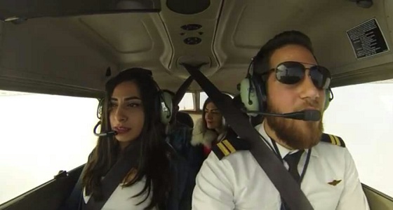 بالفيديو ..طيار لبناني يطلب يد حبيبته جواً