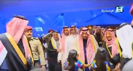 بالفيديو.. الأطفال يكسرون البروتوكول ويرتمون في حضن الملك سلمان بالكويت