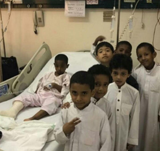 طلاب ابتدائي يزورون زميلهم المنوم بالمستشفى..