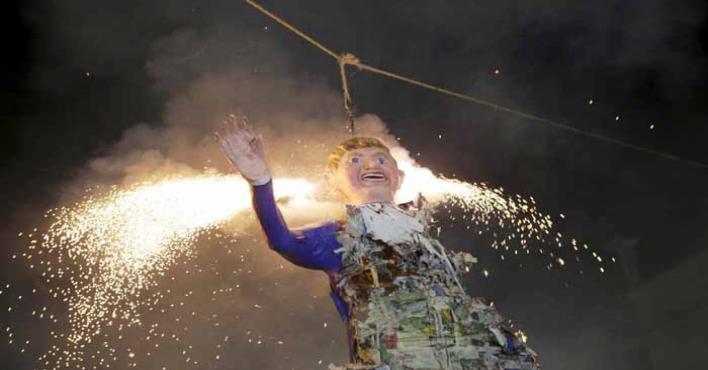 محتفلون يحرقون دمية &#8220;ترامب&#8221; في جواتيمالا لطرد الأرواح الشريرة من أحيائهم