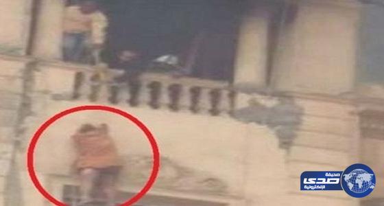 بالفيديو.. لحظة سقوط سيدة أثناء محاولة انقاذها بـ«حبل» من حريق بالقاهرة