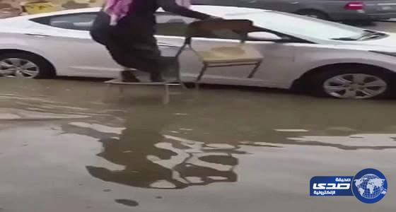 بالفيديو.. حيلة معلم تنقذه من «مياه الأمطار» للوصول إلى سيارته