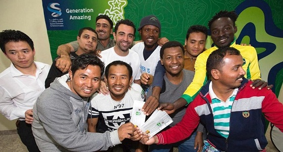 “تشافي” يهدي تذاكر الأهلي وبرشلونة لعمال كأس العالم مجانا