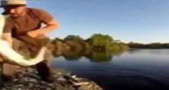 بالفيديو. .شاهد مافعلته سمكة في الصياد بعد إخراجها من الماء
