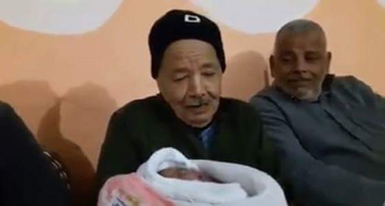 بالفيديو.. عجوز في غزة يرزق بطفل ويأمل بثلاثة آخرين