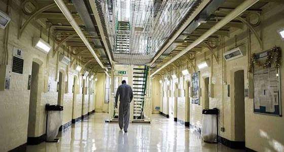 فيديو صادم.. قتال خلف القضبان بين السجناء في بريطانيا