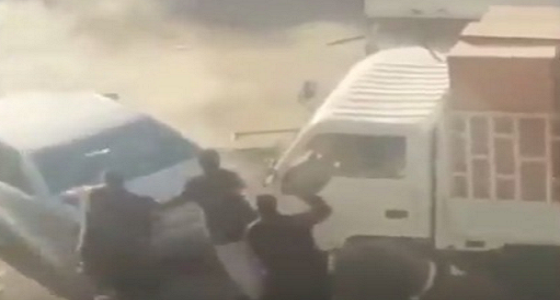 بالفيديو: متهور يصدم 3 أشخاص في مشاجرة بالكويت