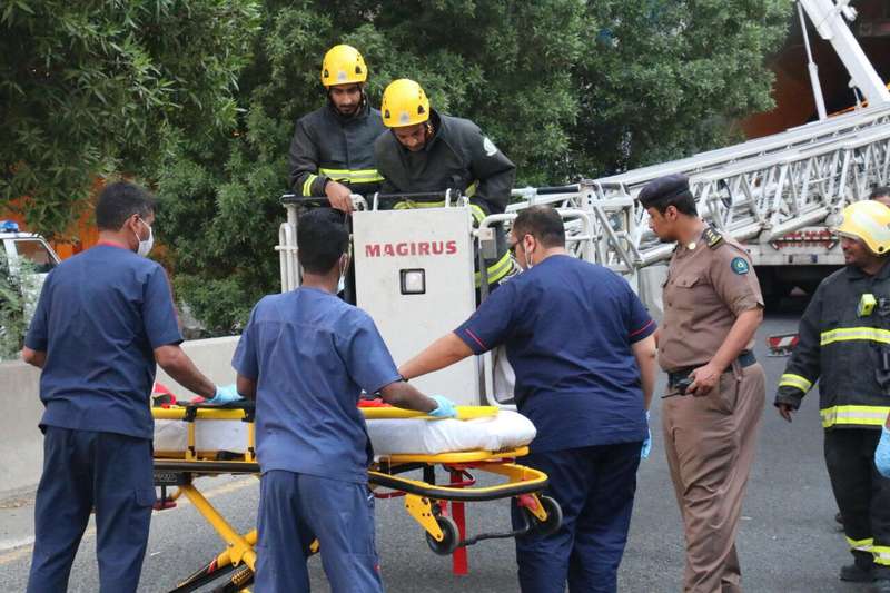 مدني مكة ينقذ امرأة آسيوية سقطت من منحدر جبلي