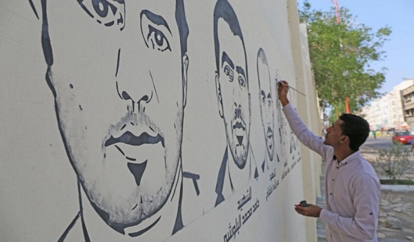 بالصورة .. فنانون يمنيون يرسمون جدارية لشهداء التحالف في عدن